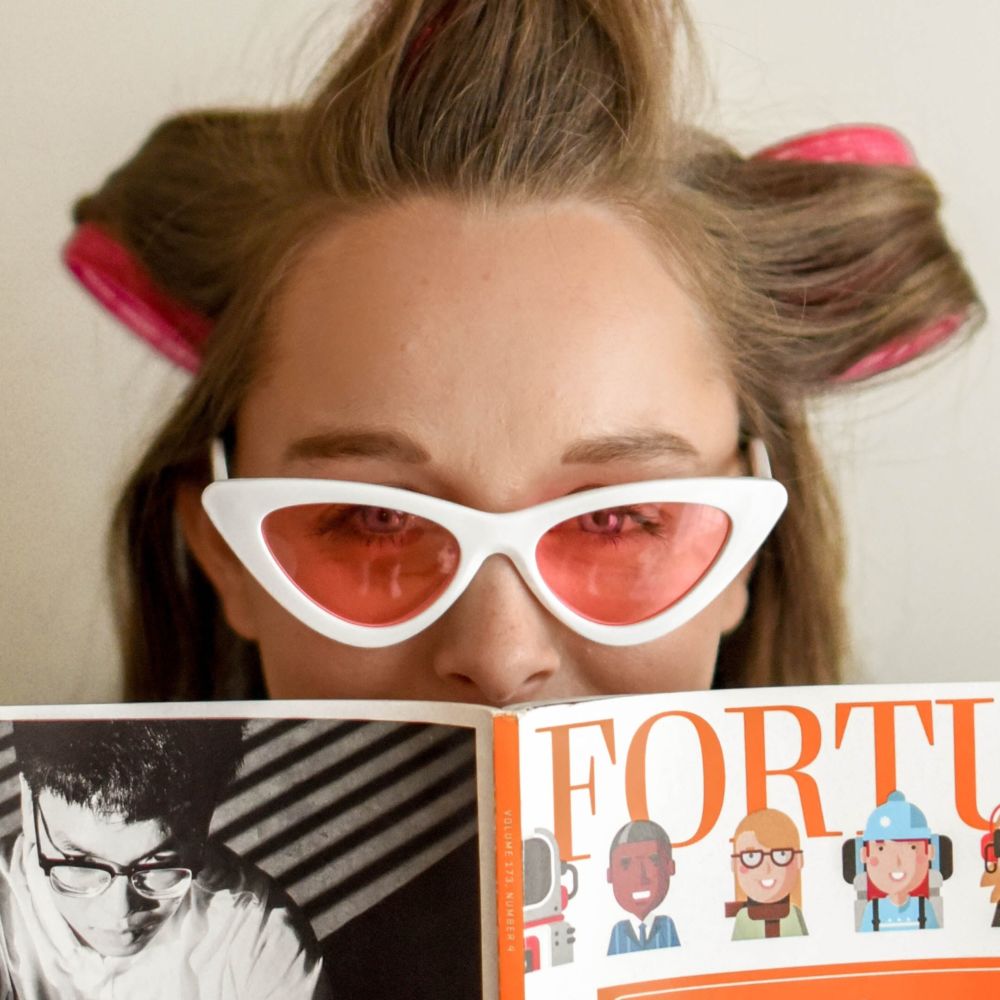 kvinna-som-får-håret-fönat-på-hårfrisör-i-uppsala