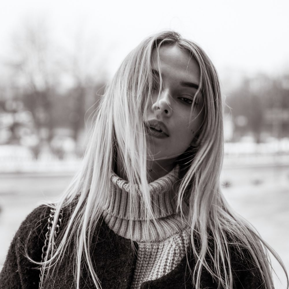 kvinna-som-anvander-silverschampo