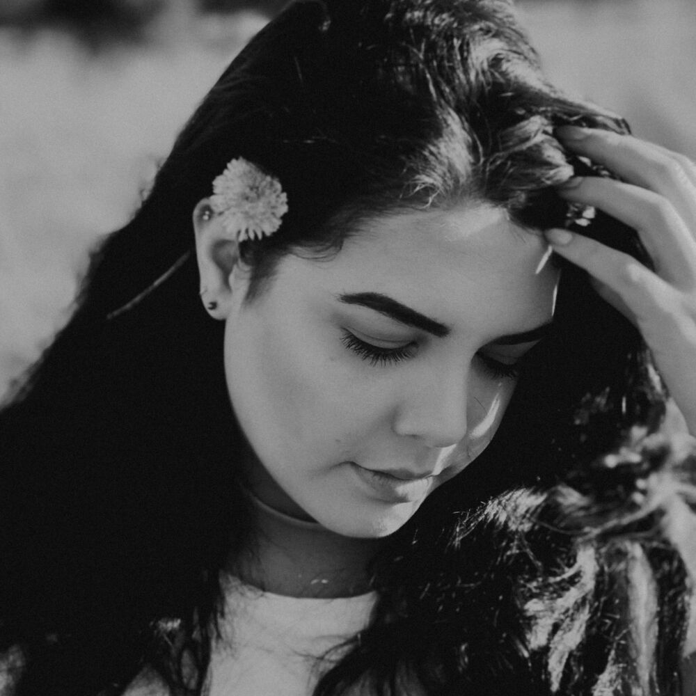 kvinna-med-tjocka-ogonbryn